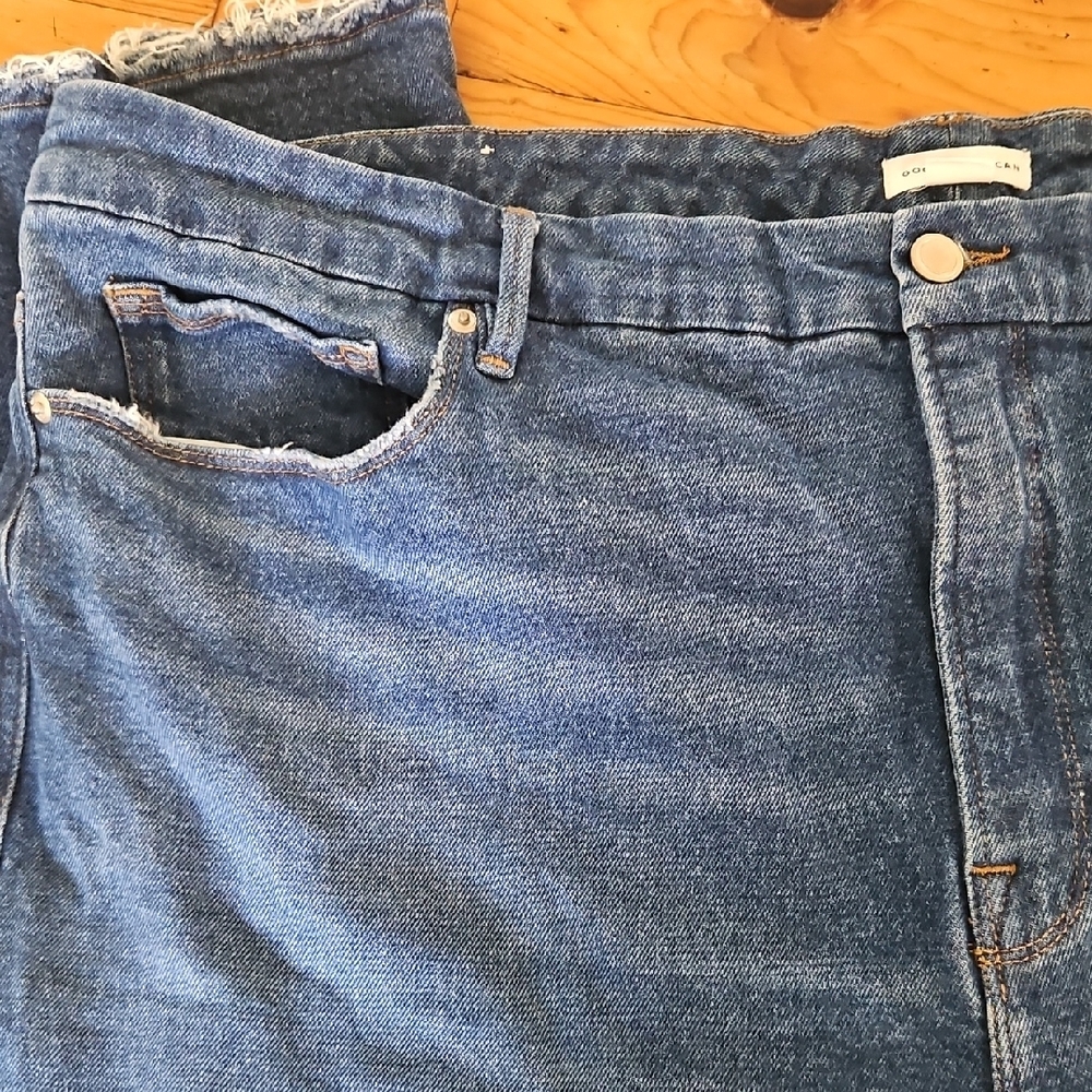 Good American Straight Leg Jeans in Medium Blue Denim